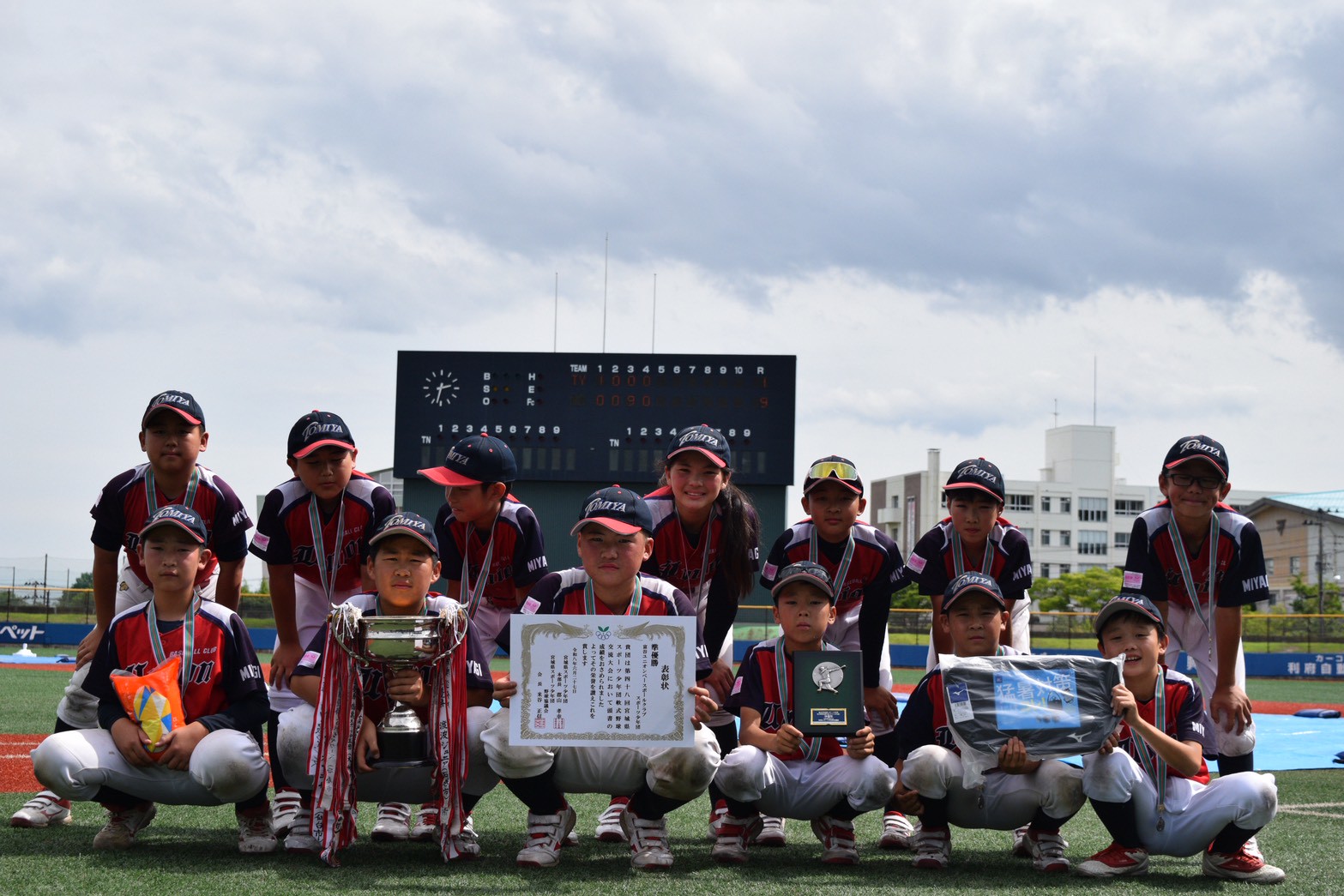 ジャンボ大会準優勝のトロフィーと選手たち