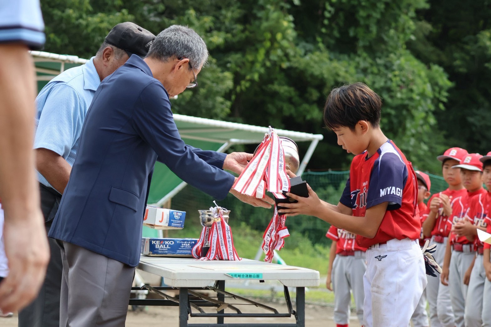 学童新人大会黒川郡支部大会優勝のトロフィー授与の様子